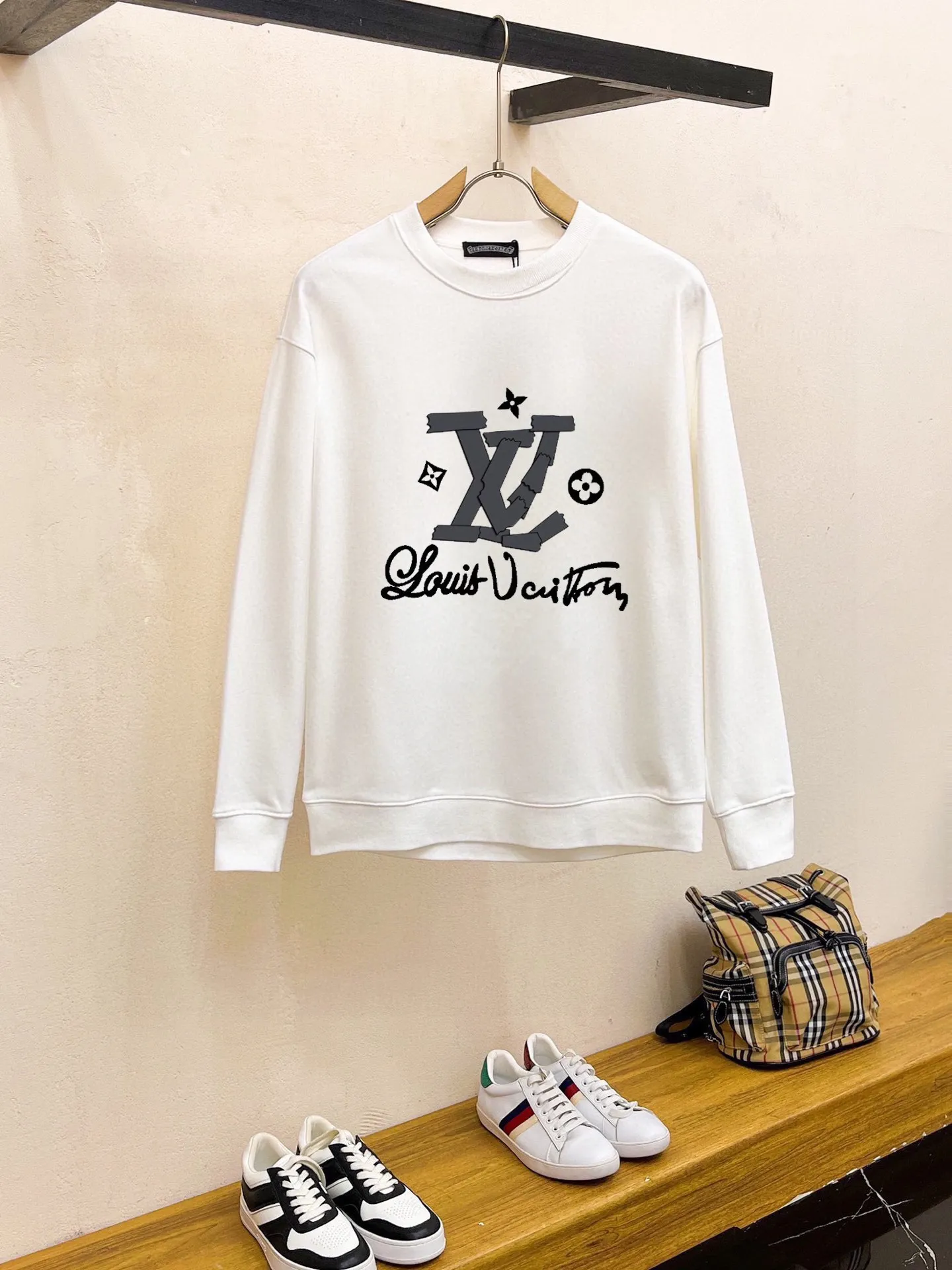 🅿️220 brand [LV Louis Vuitton] (good news for fat people) 2025ss autumn latest long-sleeved round-neck sweatshirt, on sale simultaneously on the official website. Refreshing and breathable. Made of top Tencel Roman. Comfortable and soft. 3D three-dimensional clarity. Super fashion sense. Great for gifting and keeping for yourself. Size: M-5XL (can wear up to 220 pounds)